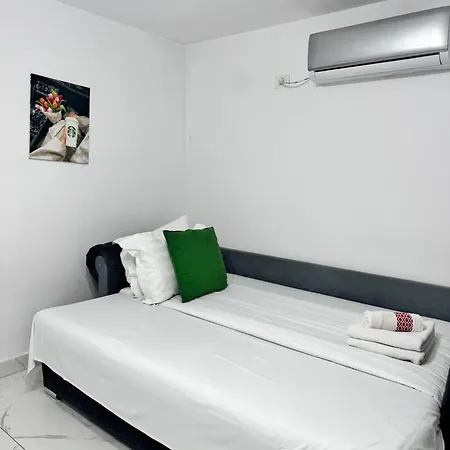 Апартаменты Lower-ground With Two Separate Bedrooms Near The Center *