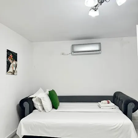 Lower-ground With Two Separate Bedrooms Near The Center דירה