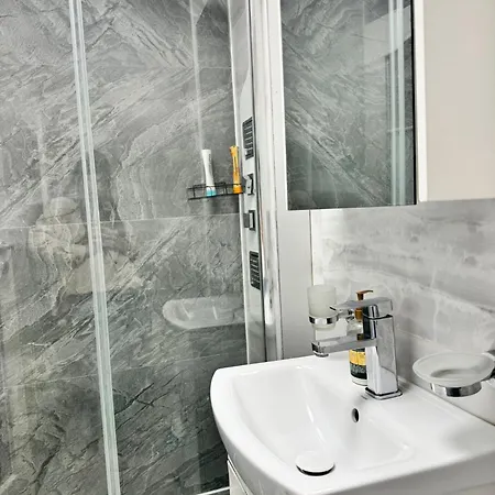 Апартаменты Lower-ground With Two Separate Bedrooms Near The Center