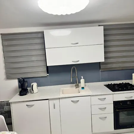 Διαμέρισμα Lower-ground With Two Separate Bedrooms Near The Center *