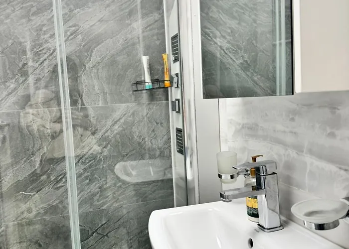 Апартаменти Lower-ground With Two Separate Bedrooms Near The Center