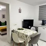 Apartman Lower-ground With Two Separate Bedrooms Near The Center Bukarest