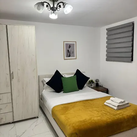 Lower-ground With Two Separate Bedrooms Near The Center * Bukareszt