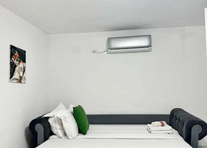 Lower-ground With Two Separate Bedrooms Near The Center Appartamento